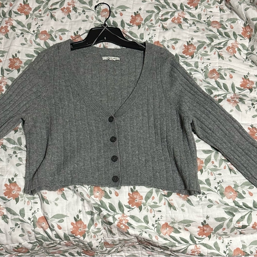 gray AMERICAN EAGLE cardigan 🌚🌚